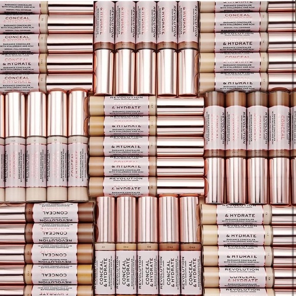 C4 | Makeup Revolution | Conceal & Hydrate Concealer | Light Skin, 0.45 fl.oz - Picture 4 of 5